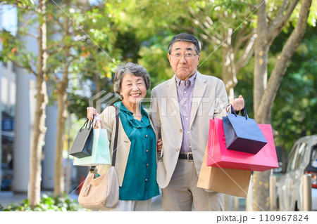 買い物をするシニア夫婦 買い物をするシニア夫婦 110967824