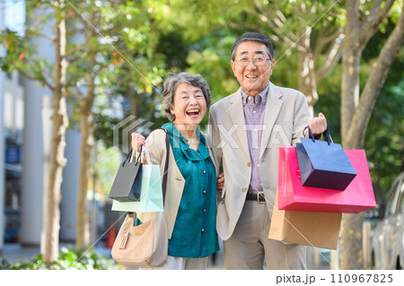 買い物をするシニア夫婦 110967825