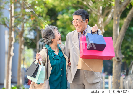 買い物をするシニア夫婦 110967828