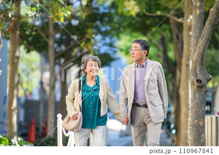 手を繋いで歩くシニア夫婦 110967841