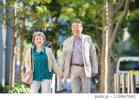 手を繋いで歩くシニア夫婦 手を繋いで歩くシニア夫婦 110967842