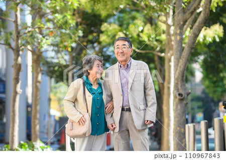腕を組んで寄り添うシニア夫婦 110967843