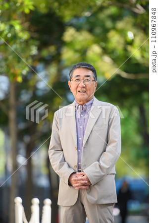 シニア　男性　ポートレート　屋外 110967848