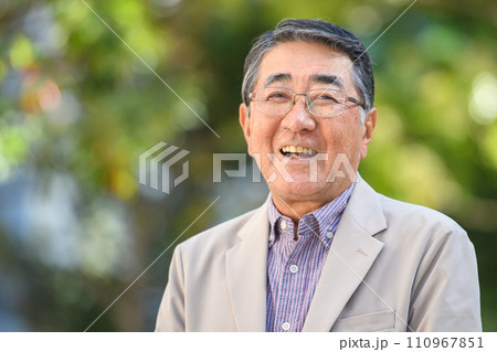 シニア　男性　ポートレート　屋外 110967851