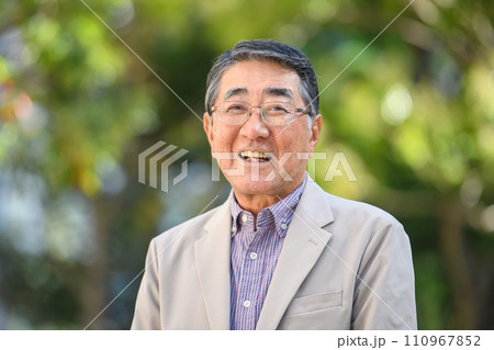 シニア 男性 ポートレート 屋外 シニア 男性 ポートレート 屋外 110967852