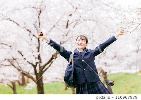 満開の桜の下でバンザイをする高校生・女子高生(卒業生・卒業式・卒業) 満開の桜の下でバンザイをする高校生・女子高生(卒業生・卒業式・卒業) 110967979