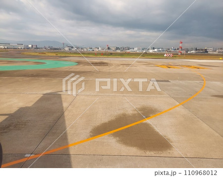 飛行機からの滑走路 110968012