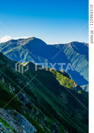 静岡県の日本百名山塩見岳登山　悪沢岳と荒川岳 110968310