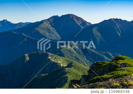 静岡県の日本百名山塩見岳登山　千塩尾根と白根三山 110968336