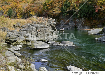 紅葉の長瀞渓谷の岩畳南端付近を流れる荒川に長瀞ライン下りの遊覧船 紅葉の長瀞渓谷の岩畳南端付近を流れる荒川に長瀞ライン下りの遊覧船 110969008