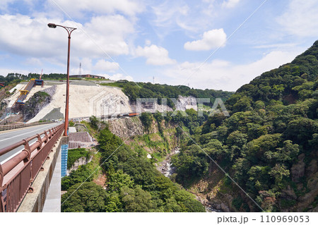 熊本県 新阿蘇大橋架橋中の阿蘇長陽大橋 熊本県 新阿蘇大橋架橋中の阿蘇長陽大橋 110969053