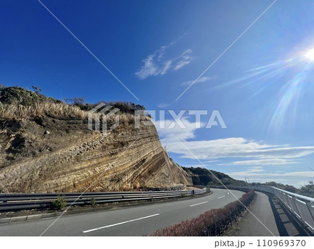 伊豆大島の地層大切断面と島一周道路 110969370
