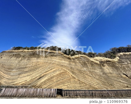 伊豆大島の地層大切断面 110969376