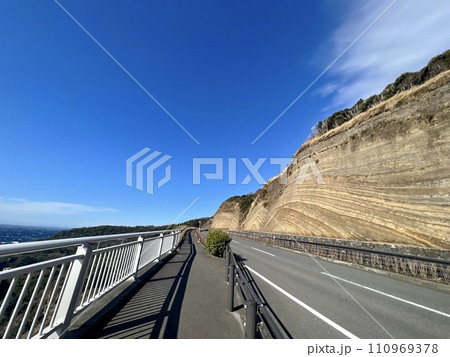伊豆大島の地層大切断面と島一周道路 110969378