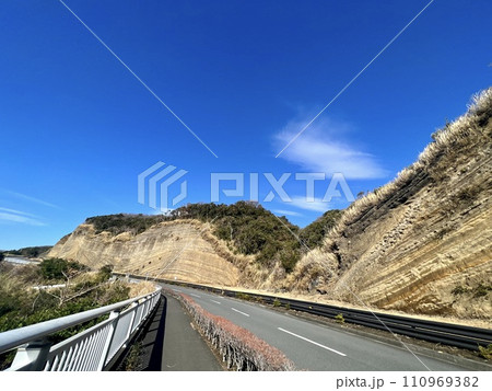 伊豆大島の地層大切断面と島一周道路 110969382