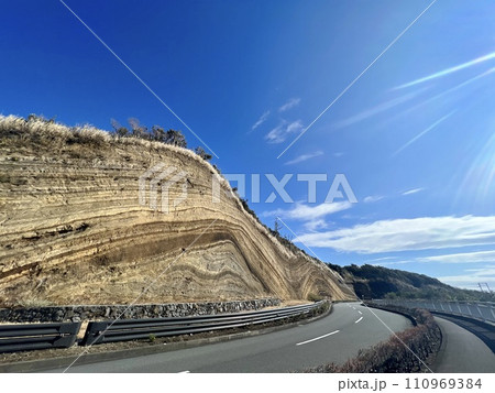伊豆大島の地層大切断面と島一周道路 伊豆大島の地層大切断面と島一周道路 110969384
