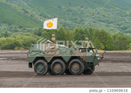 陸上自衛隊富士教導団団長の82式指揮通信車 陸上自衛隊富士教導団団長の82式指揮通信車 110969638