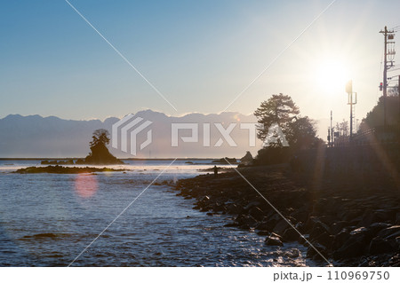 雨晴海岸の夜明け・女岩と立山連峰 110969750