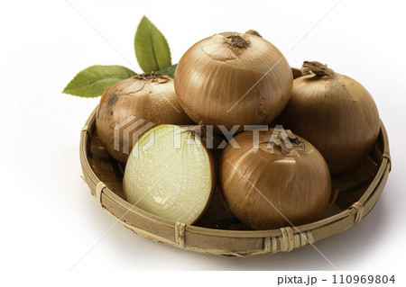新鮮な玉ねぎ 110969804