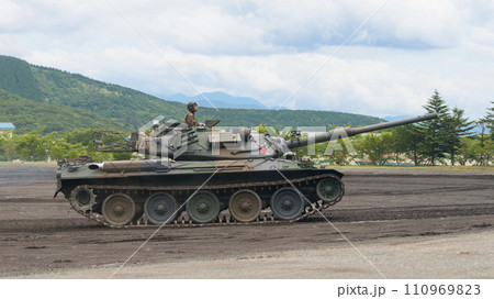 走行する陸上自衛隊評価支援隊74式戦車 110969823