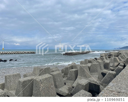 富山県入善町の冬の海岸線と波 110969851