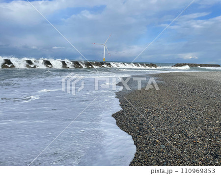 富山県入善町の冬の海岸線と波 富山県入善町の冬の海岸線と波 110969853