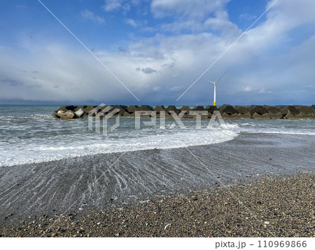 富山県入善町の冬の海岸線と波 富山県入善町の冬の海岸線と波 110969866