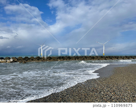 富山県入善町の冬の海岸線と波 富山県入善町の冬の海岸線と波 110969875