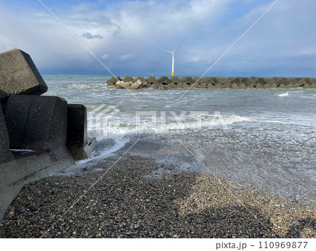 富山県入善町の冬の海岸線と波 110969877