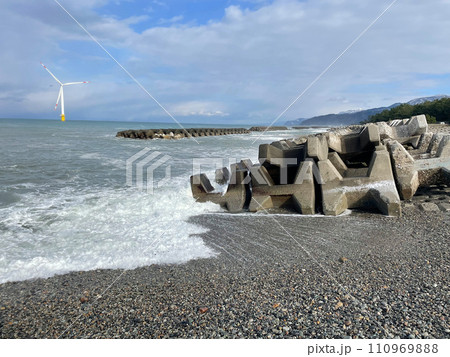 富山県入善町の冬の海岸線と波 110969888