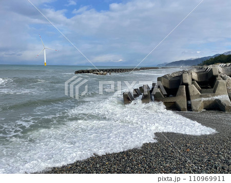 富山県入善町の冬の海岸線と波 110969911