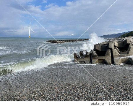 富山県入善町の冬の海岸線と波 110969914