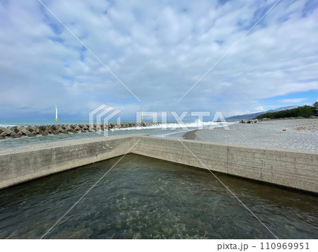 富山県入善町の冬の海岸線と波 富山県入善町の冬の海岸線と波 110969951