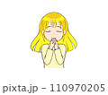 目を閉じて祈る女性 黄 110970205