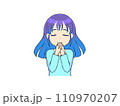 目を閉じて祈る女性 青 110970207
