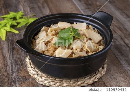 筍ご飯　土鍋炊きたて 110970453