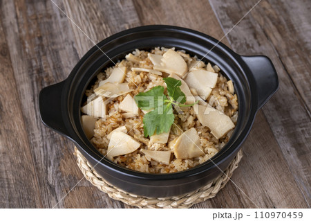 筍ご飯　土鍋炊きたて 110970459