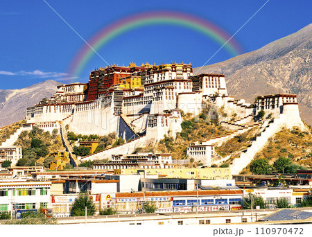 チベット・ラサのポタラ宮の景観 110970472