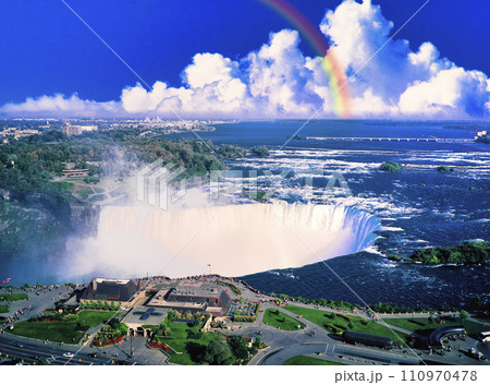 ナイアガラの滝にかかる虹 110970478