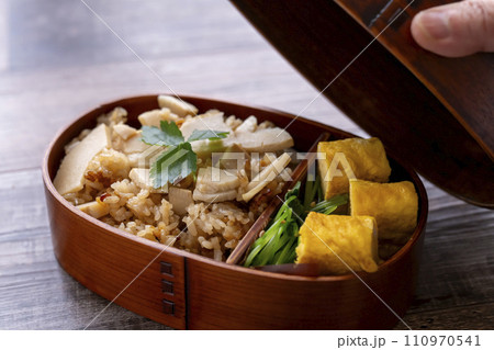 筍ご飯弁当　弁当箱　蓋をあける 110970541
