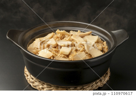 ご飯　土鍋炊きたて　黒背景 110970617