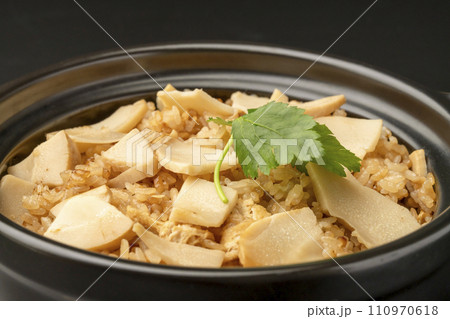 ご飯　土鍋炊きたて　黒背景 110970618