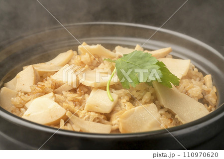 ご飯　土鍋炊きたて　黒背景 110970620