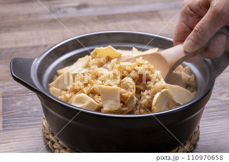 筍ご飯　土鍋炊きたて　茶碗によそう 110970658