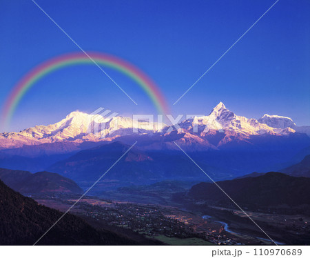 サランコットの展望台よりアンナプルナ連峰にかかる虹 110970689