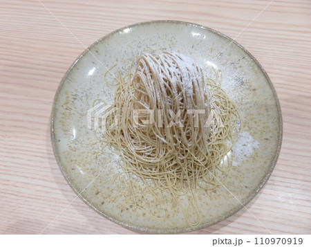 粉砂糖がかかっている和栗のモンブラン 110970919