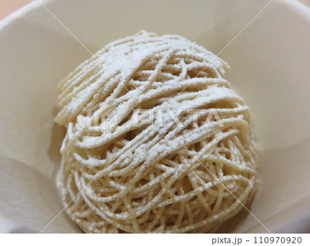 粉砂糖がかかっている和栗のモンブラン 110970920