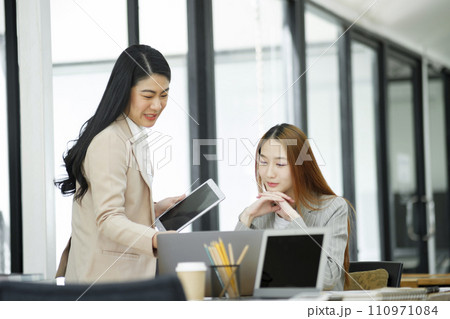 Working women are discussing work and planning new business plans by exchanging ideas with colleagues. 110971084