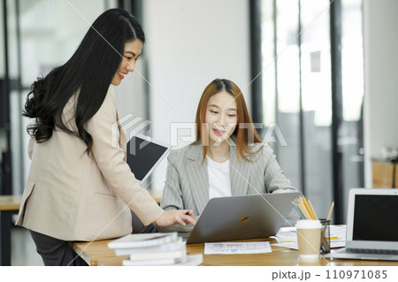 Working women are discussing work and planning new business plans by exchanging ideas with colleagues. 110971085