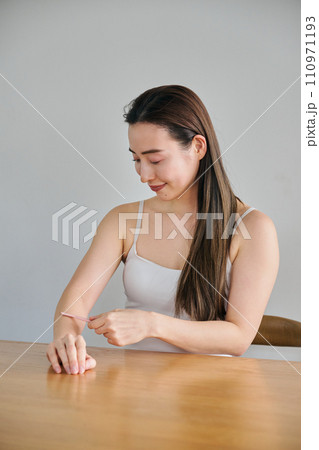 レディースカミソリで腕毛を剃る30代女性 レディースカミソリで腕毛を剃る30代女性 110971193